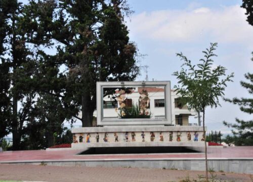 Bursa Gezilecek Yerler: Hacivat Karagöz Anıtı